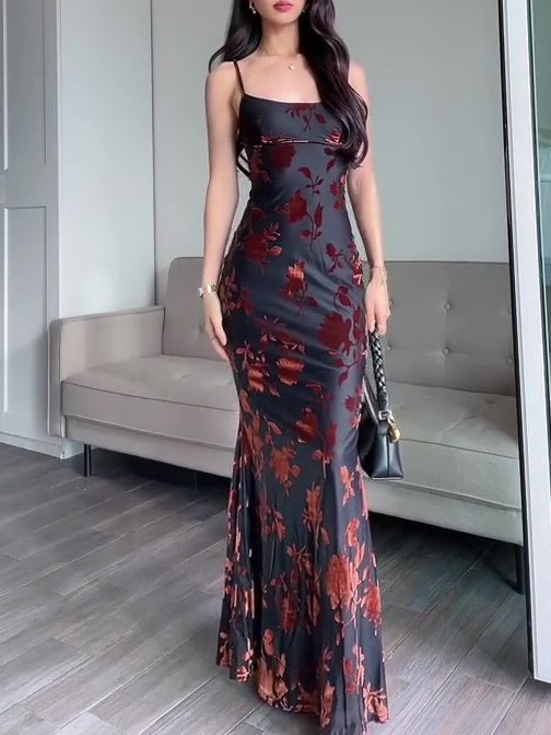 Robe maxi strappy en velours avec motif floral, design sexy, légèrement élastique.