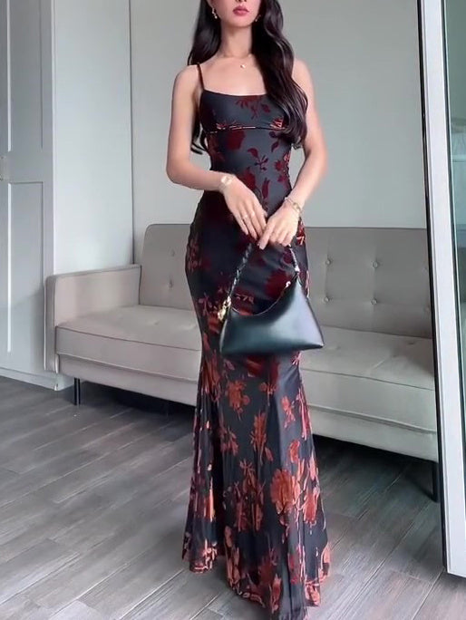 Robe maxi strappy en velours, modèle sexy avec motifs floraux, portée avec un sac noir.