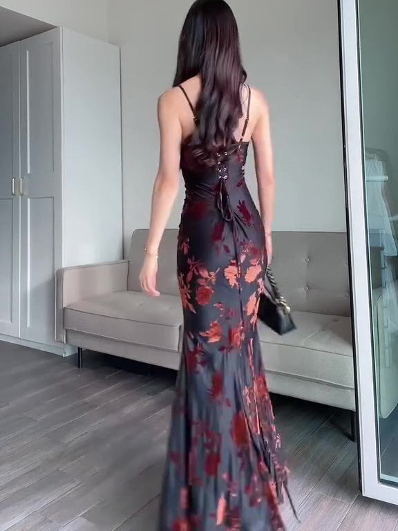 Robe maxi strappy en velours avec motifs floraux, vue de dos, style sexy et ajuste slim.
