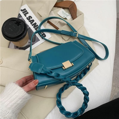 sac à bandoulière twist strap shoulder bag en cuir synthétique turquoise avec poignée tressée