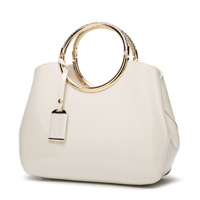sac à main en cuir verni avec anneau couleur blanche avec poignées rondes en or