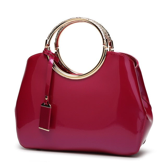 sac à main en cuir verni avec anneau en couleur rouge, accessoire de mode élégant pour femmes