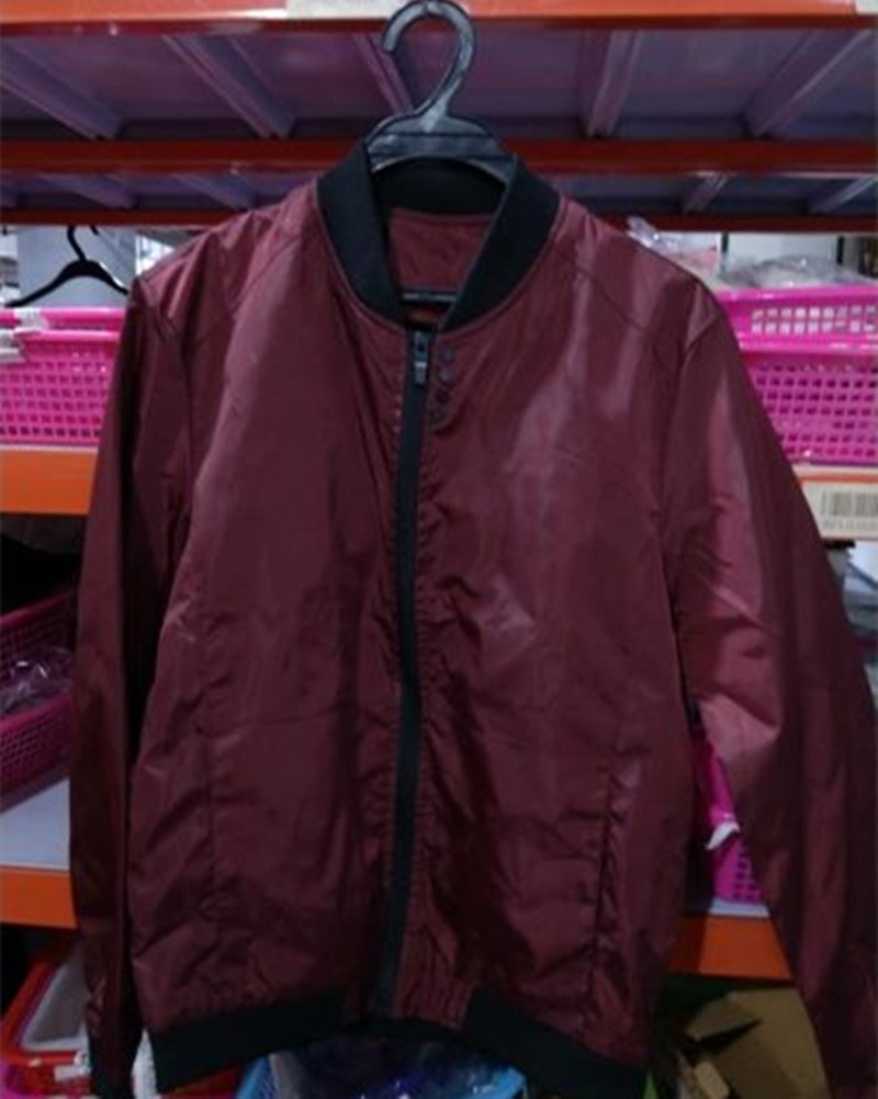 veste tendance printemps homme en couleur bordeaux avec fermeture éclair, style décontracté, légère et moderne.