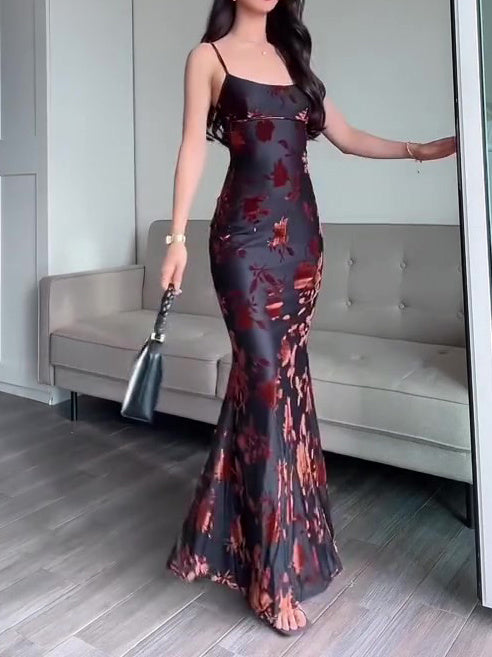 Robe maxi strappy en velours, style sexy, longueur maxi, floral, ajustement slim, idéale pour les occasions spéciales.