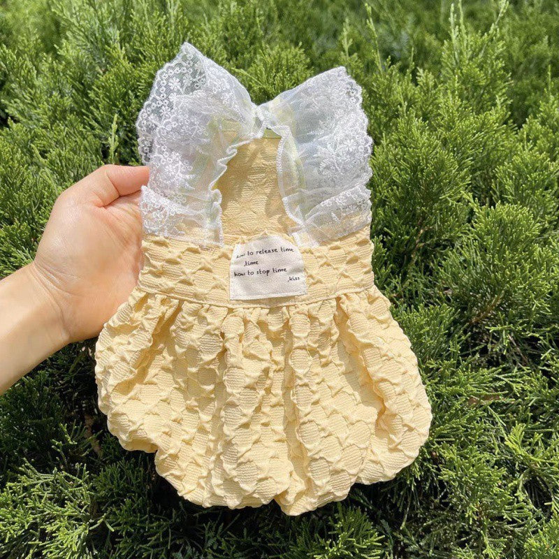 Jupe à bretelles pour animaux de compagnie de couleur jaune avec dentelle blanche, tenue adorable pour chien.