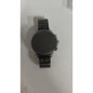 Montre connectée écran rond vue de dessus avec bracelet en métal noir.