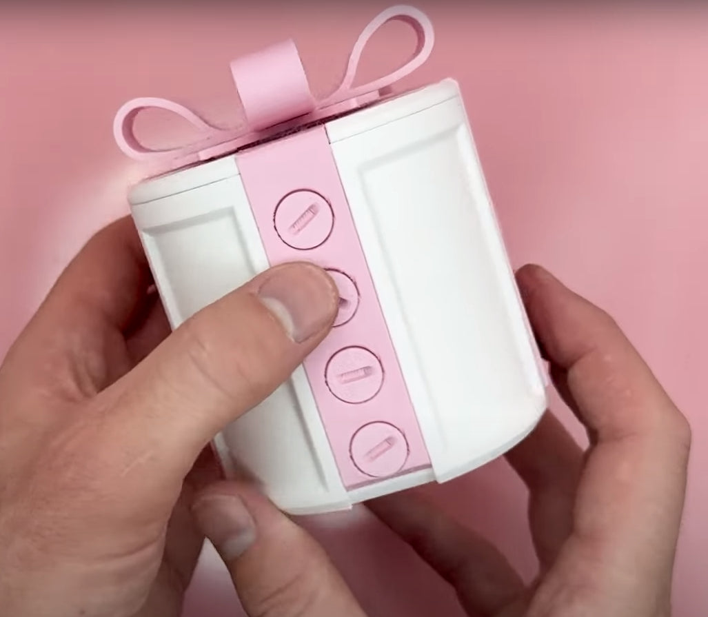 boîte cadeau humoristique Saint-Valentin avec un nœud créatif en rose.