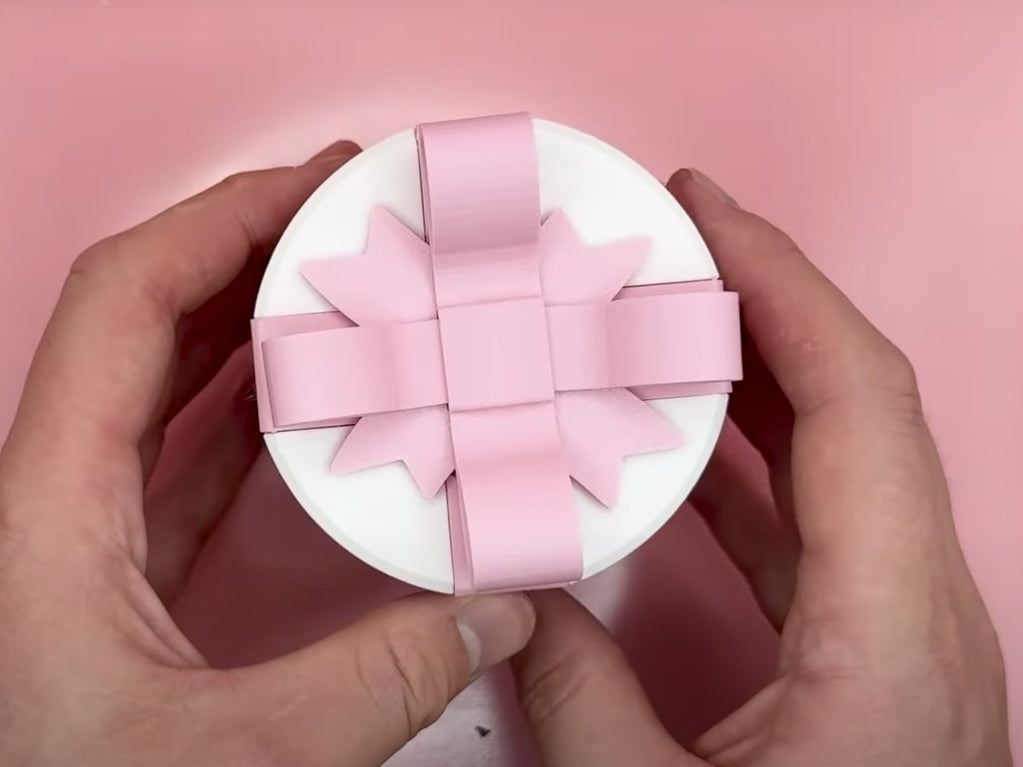 boîte cadeau humoristique Saint-Valentin avec un joli nœud en papier rose sur le dessus.
