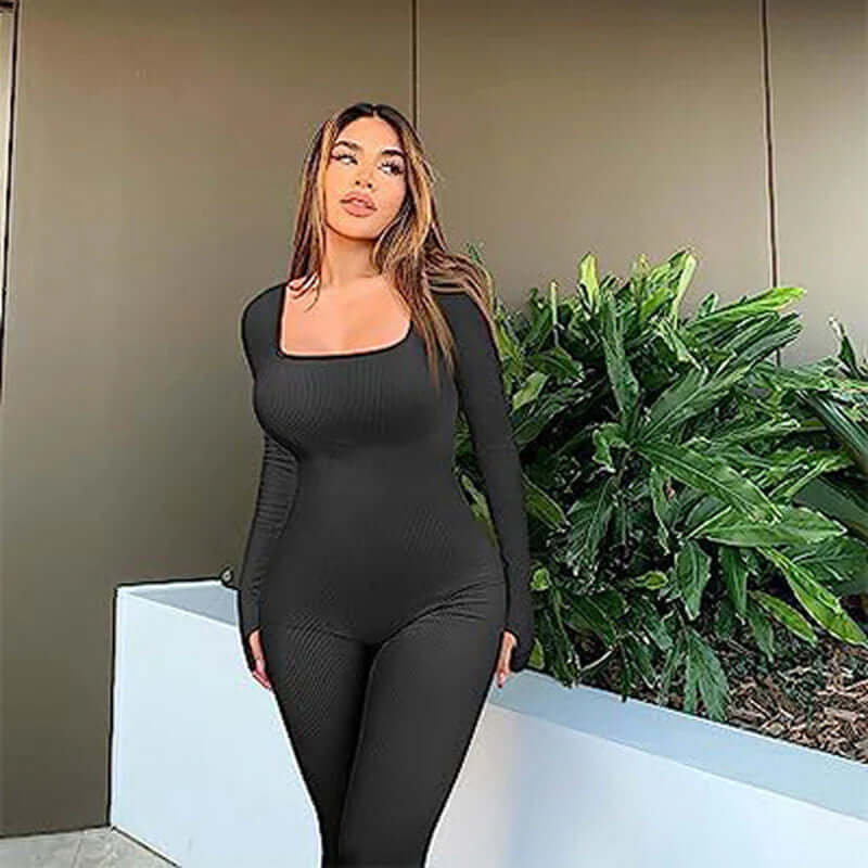 Femme portant un jumpsuit de yoga sans couture pour femme, élégant et confortable, devant des plantes vertes.