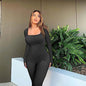 Femme portant un jumpsuit de yoga sans couture pour femme, élégant et confortable, devant des plantes vertes.