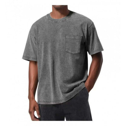 t-shirt homme imprimé numérique rétro en couleur gris usé avec poche, coupe ample et manches courtes.