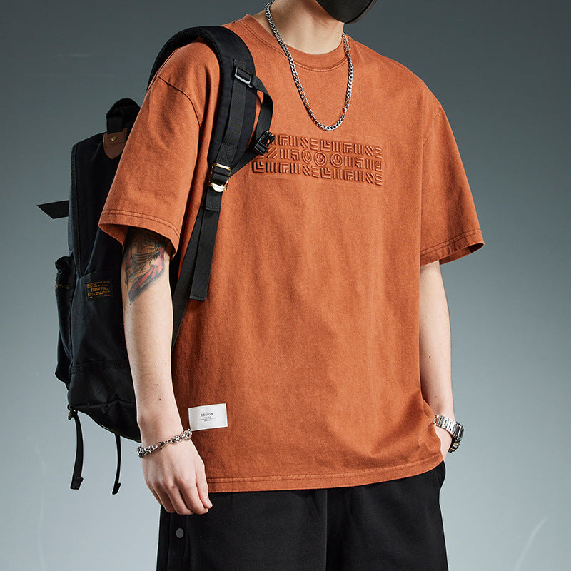 t-shirt homme décontracté polyvalent en coton, style ample avec manches courtes, porté avec un sac à dos.