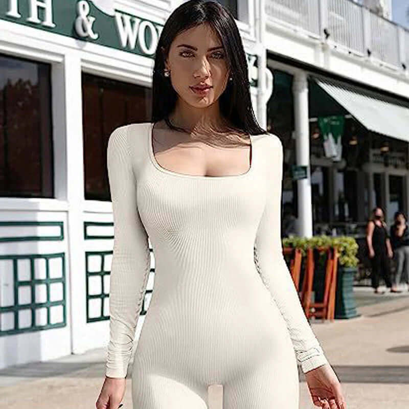 jumpsuit de yoga sans couture pour femme en beige, avec manches longues et design ajusté.