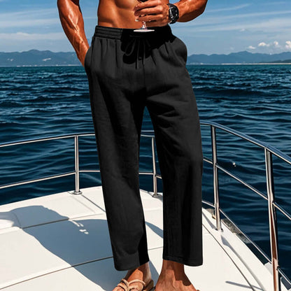 Pantalons en lin mi-hauteur pour hommes en noir, style décontracté sur un bateau au bord de la mer.