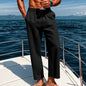 Pantalons en lin mi-hauteur pour hommes en noir, style décontracté sur un bateau au bord de la mer.
