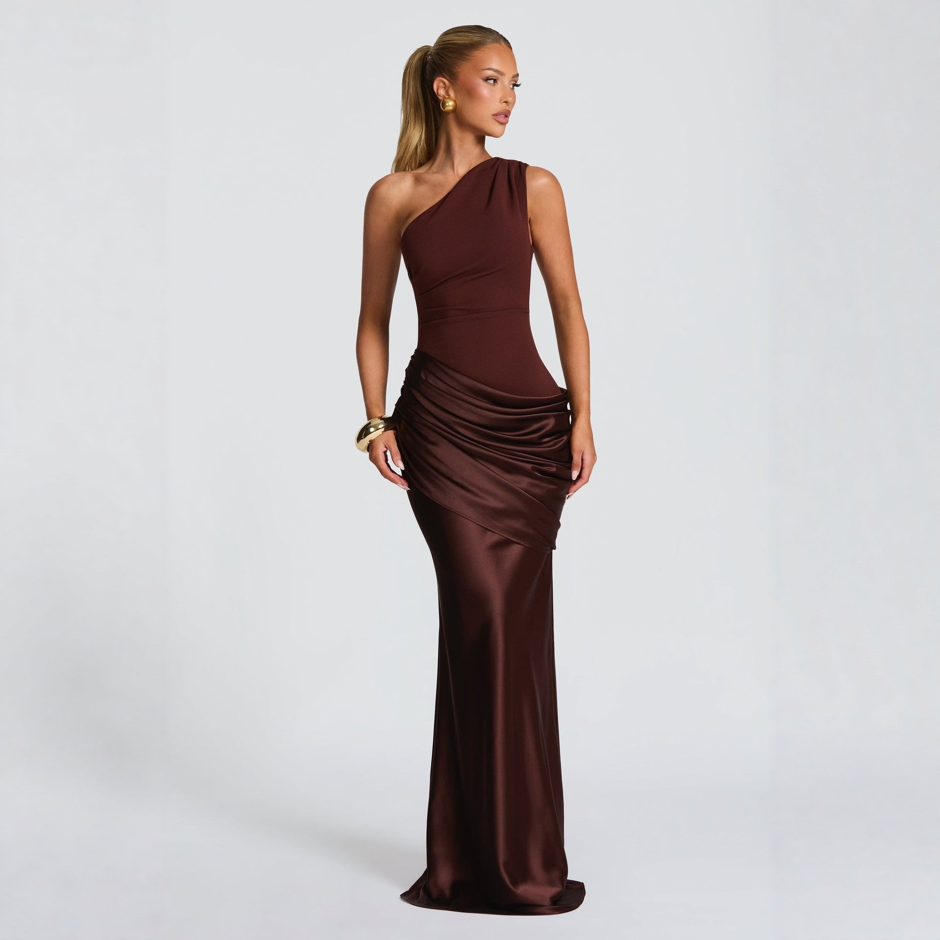 Robe maxi off-épaule soirée en satin marron, style élégant avec drapés, parfaite pour une soirée.