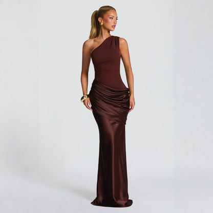 Robe maxi off-épaule soirée en satin marron, style élégant avec drapés, parfaite pour une soirée.