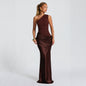 Robe maxi off-épaule soirée en satin marron, style élégant avec drapés, parfaite pour une soirée.