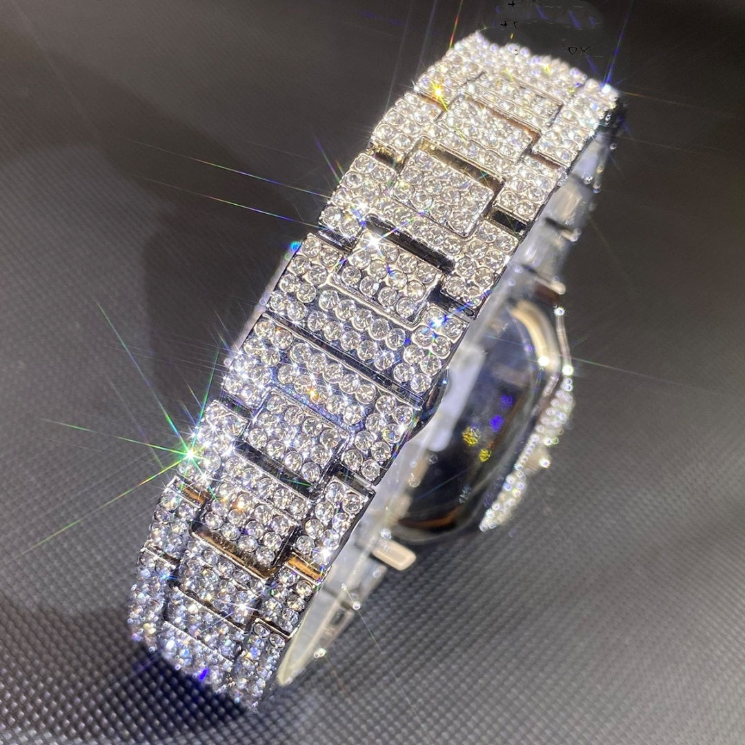 Montre fashion homme diamant en argent brillamment incrustée de diamants, style carré, look élégant et moderne.