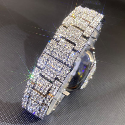 Montre fashion homme diamant en argent brillamment incrustée de diamants, style carré, look élégant et moderne.