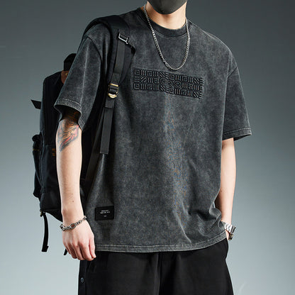 T-shirt homme décontracté polyvalent avec un design tendance et coupe ample, porté par un homme.