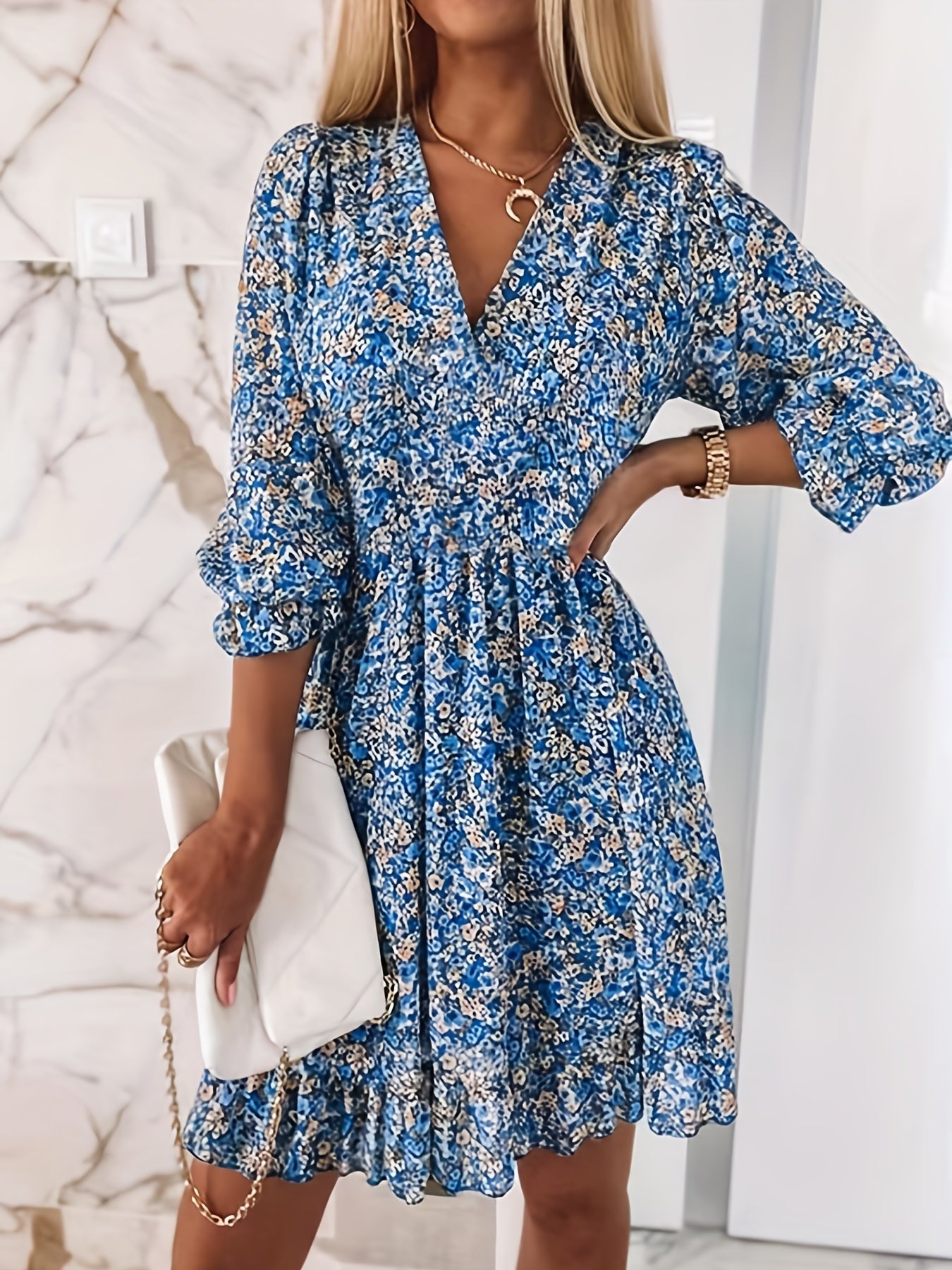 Robe imprimée à col en V avec manches et taille à volants