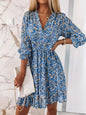 Robe imprimée à col en V avec manches et taille à volants