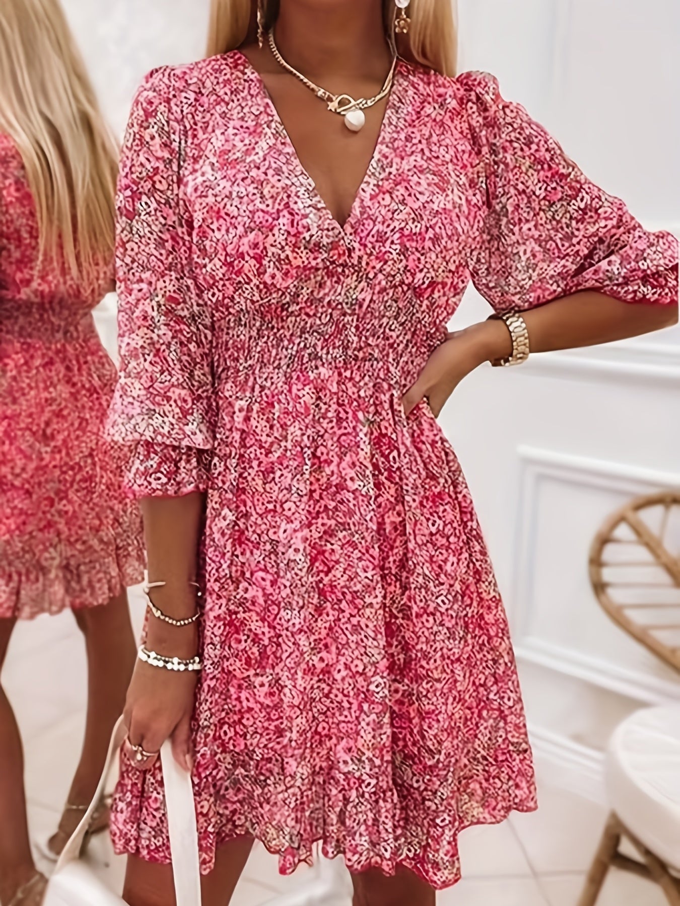 Robe imprimée à col en V avec manches et taille à volants