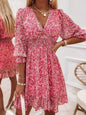 Robe imprimée à col en V avec manches et taille à volants