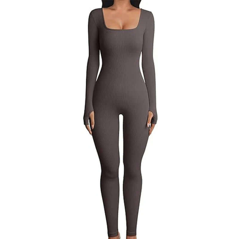 Jumpsuit de yoga sans couture pour femme, col carré, confortable et élégant pour l'exercice ou la détente.
