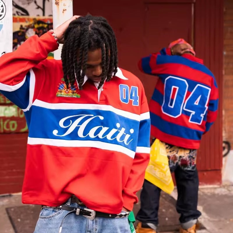 t-shirt rétro américain brodé homme porté par des jeunes en mode hip-hop avec motifs colorés.