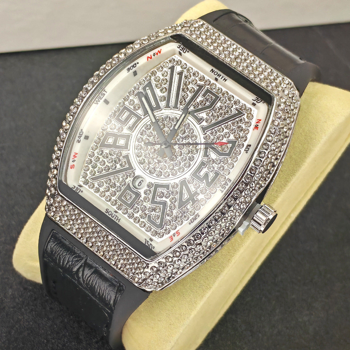 montre minimaliste en cuir avec accents en diamant sur un bracelet noir, cadran brillant, design moderne et élégant.