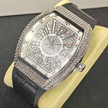 montre minimaliste en cuir avec accents en diamant sur un bracelet noir, cadran brillant, design moderne et élégant.