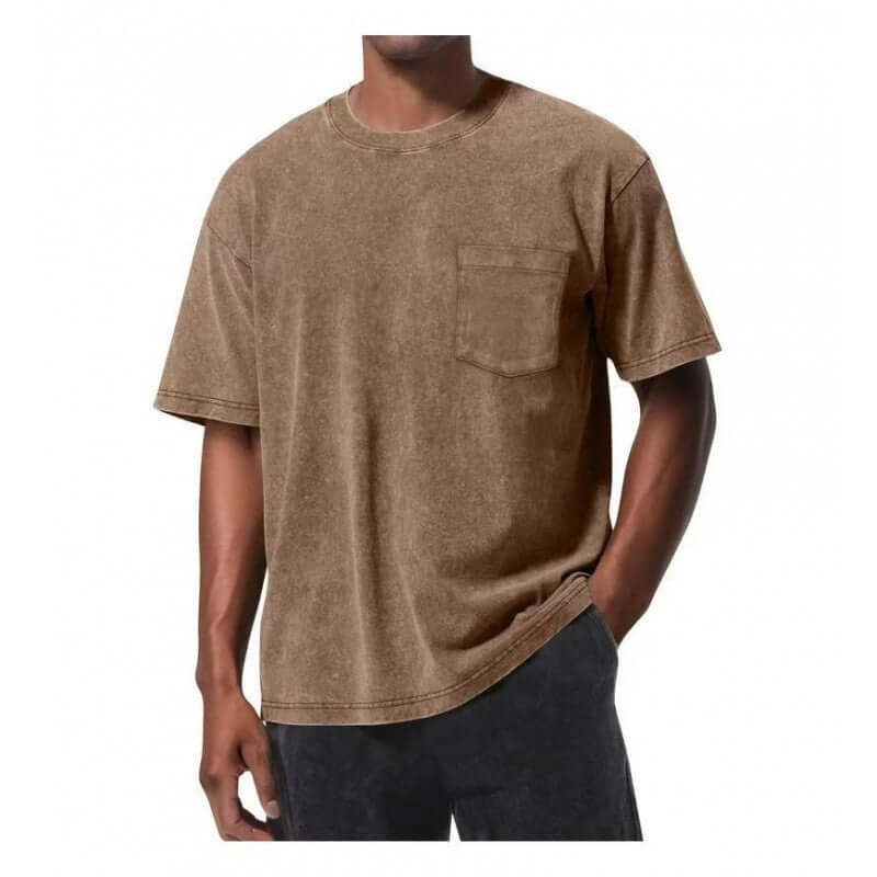 T-shirt homme imprimé numérique rétro en couleur marron avec poche, style décontracté, manches courtes.