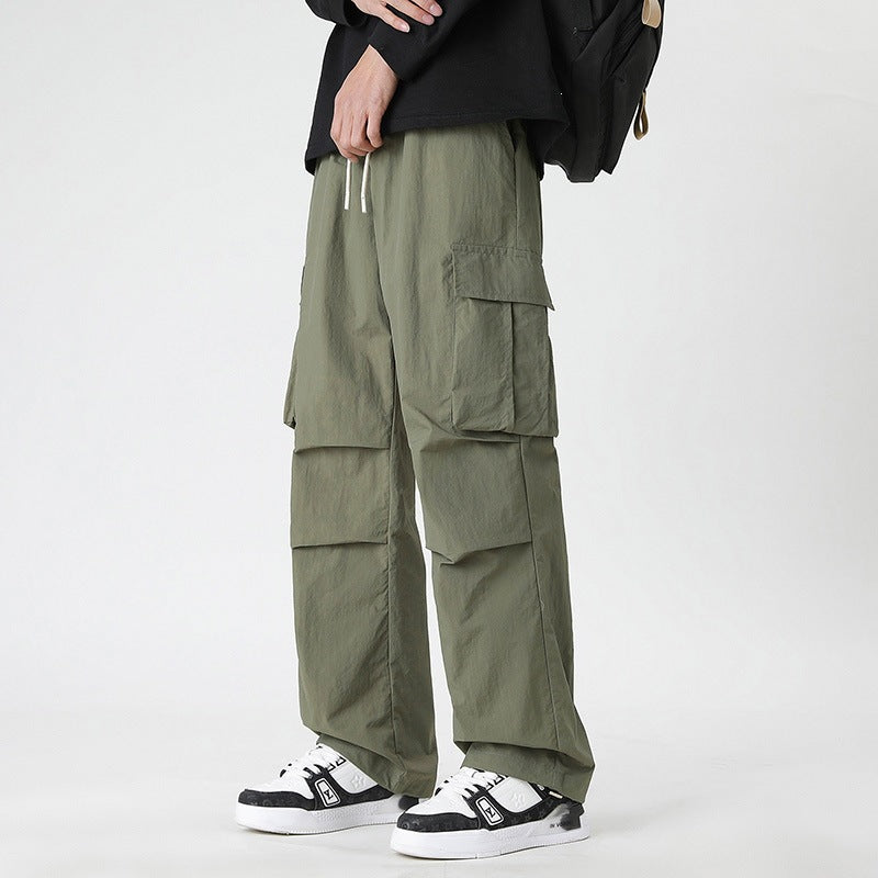 Pantalons d'été en soie glacée pour hommes en vert armée avec poches multiples.
