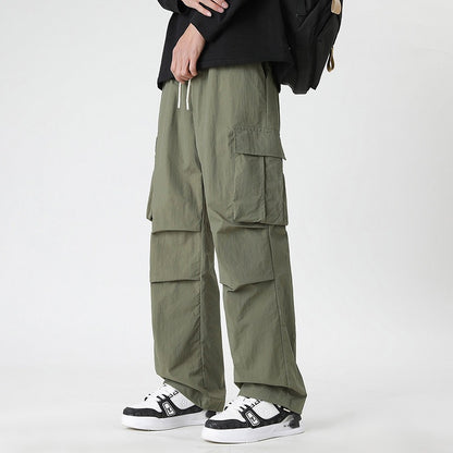 Pantalons d'été en soie glacée pour hommes en vert armée avec poches multiples.