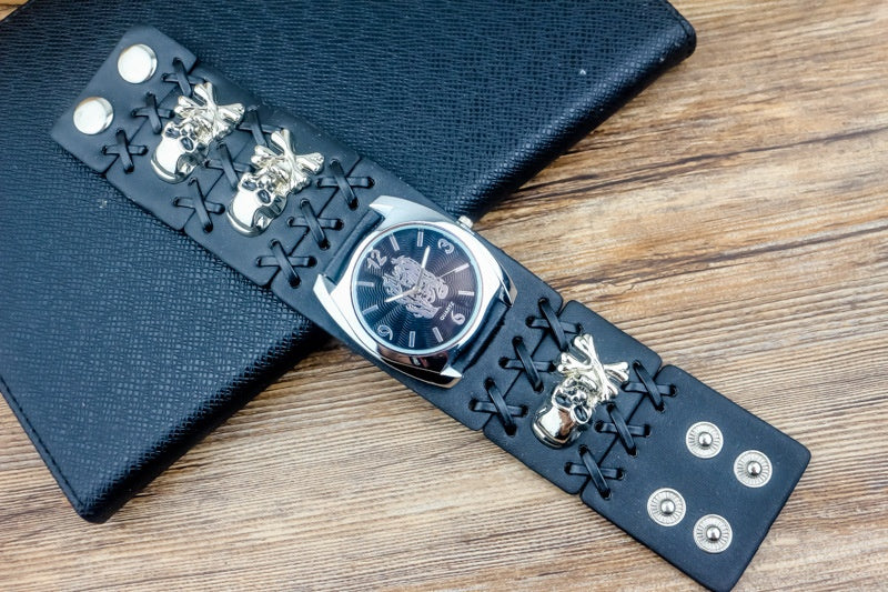 Montre de mode pour homme moto avec bracelet en cuir noir décoré et cadran de style fantôme.