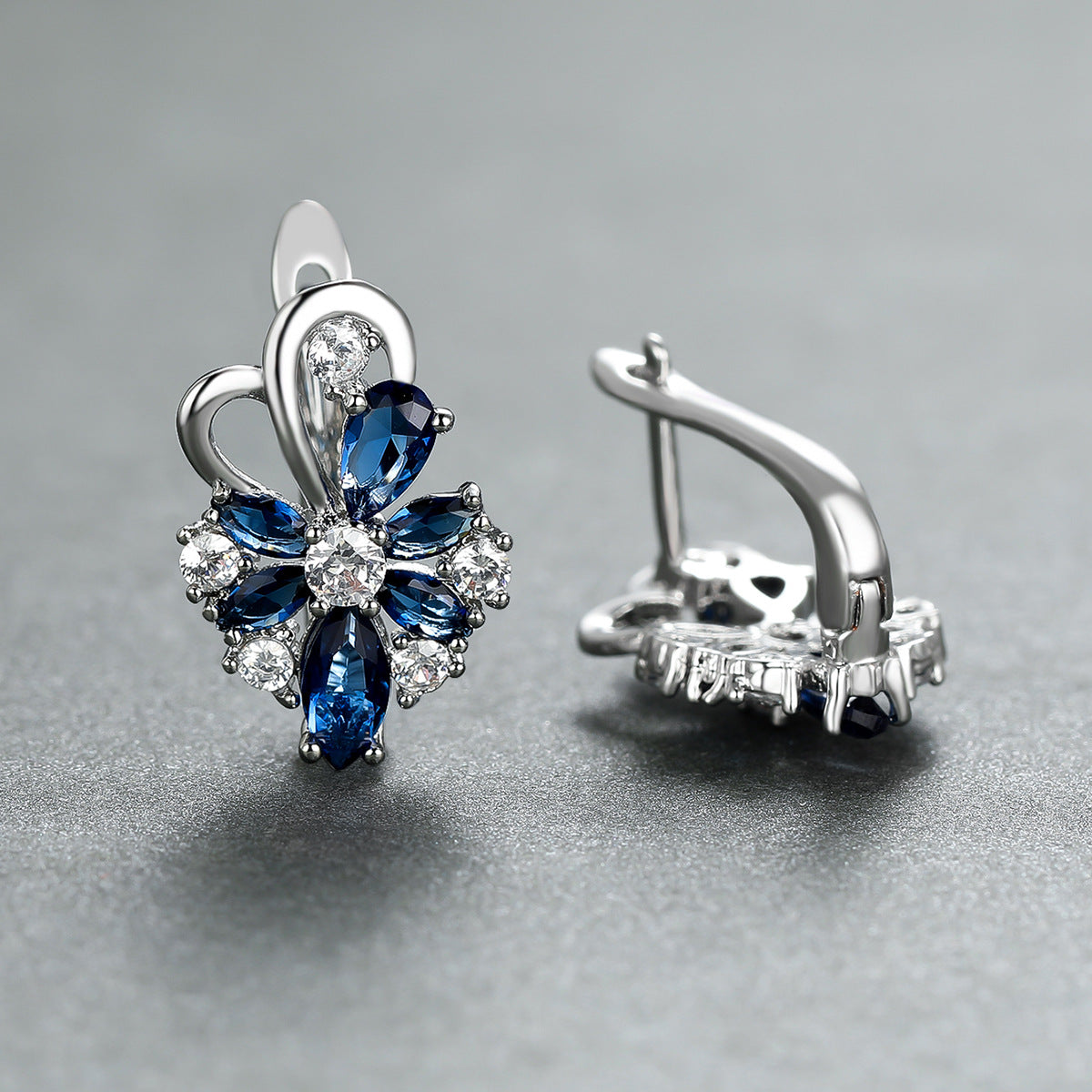 Boucles d'oreilles en zircon en forme de goutte avec des pierres bleues et blanches en argent
