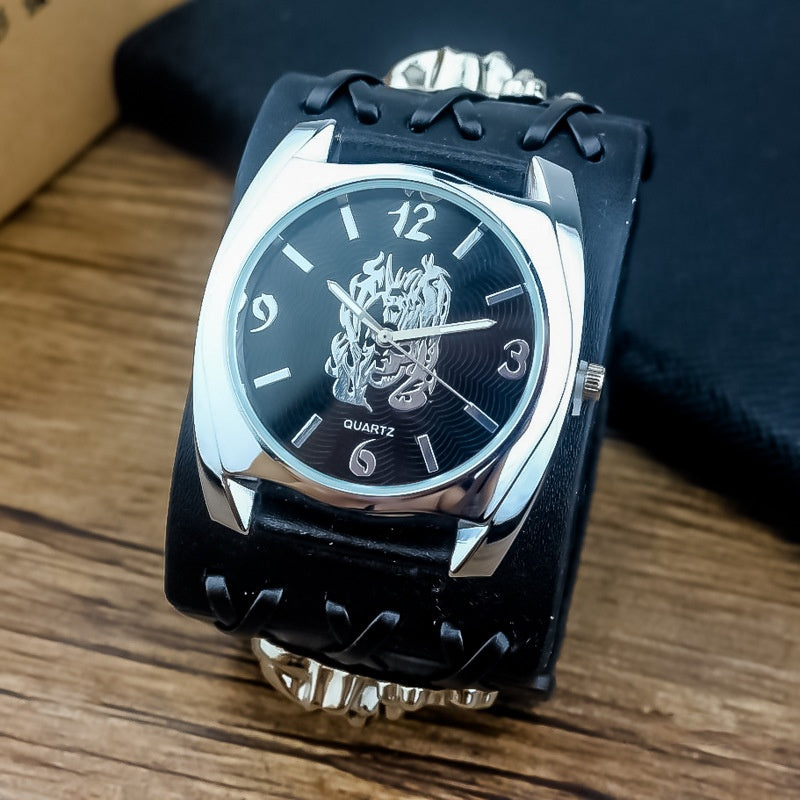 Montre de mode pour homme moto avec cadran noir et design de tête de fantôme.