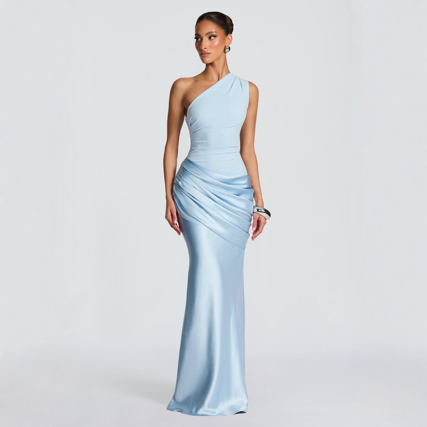 Robe maxi off-épaule soirée en bleu clair, design élégant et confortable, parfaite pour des occasions formelles.