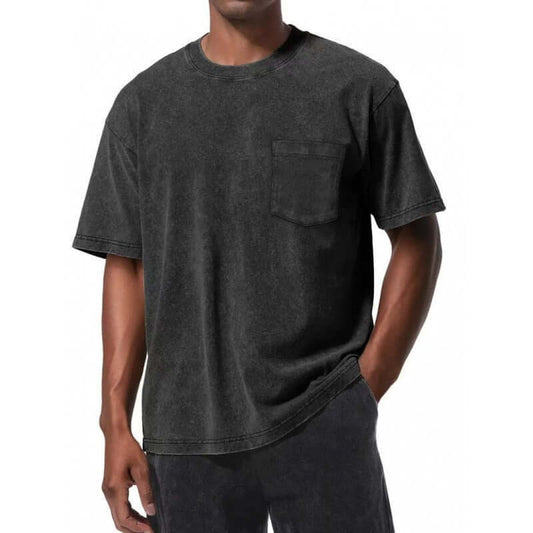 T-shirt homme imprimé numérique rétro, coupe loose, gris foncé, poche sur le devant, style décontracté.
