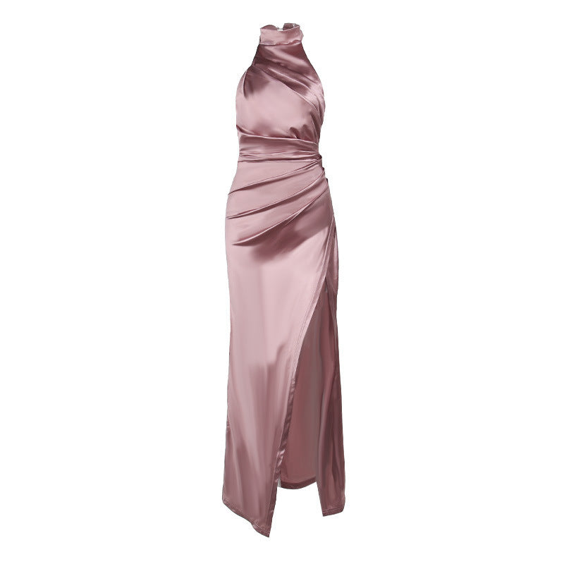 robe longue élégante halter en satin rose, col montant, sans manches avec fente.