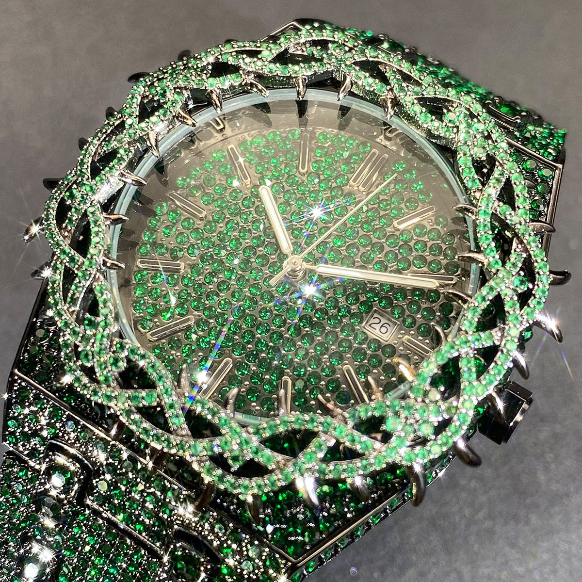 montre hip-hop pour homme avec zircon vert, bracelet étincelant en diamants verts, style fashion.