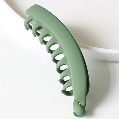 Barrette cheveux banane couleur unie verte en plastique de haute qualité, idéale pour coiffures élégantes.
