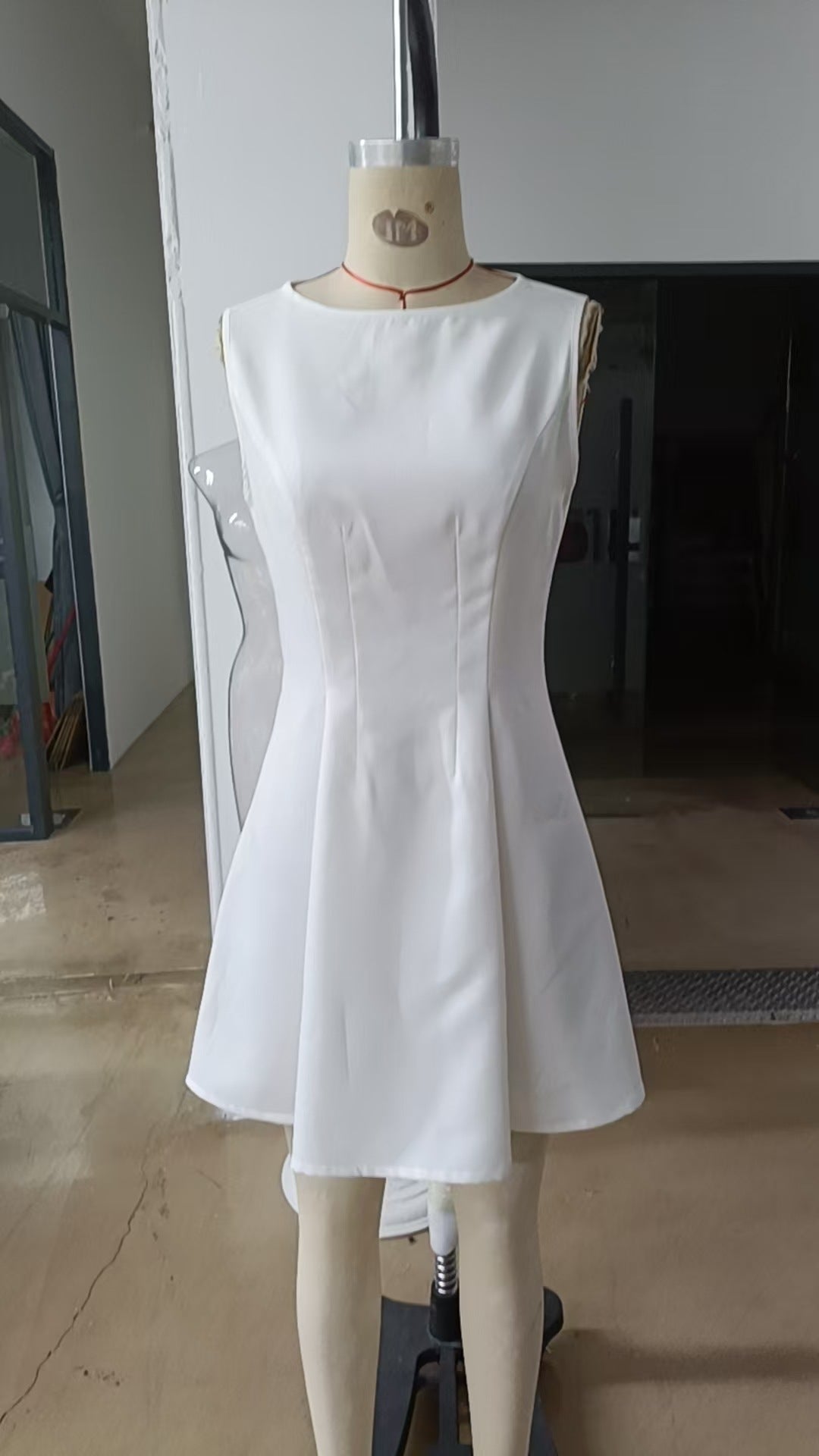Robe de Cocktail Élégante Femme – Sans Manches, Coupe Trapèze Cintrée, Couleur Unie