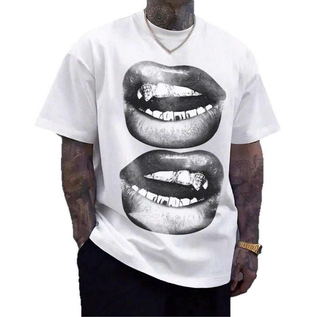 T-shirt hip-hop couple tendance avec un design de bouches imprimées en noir et blanc sur fond blanc.