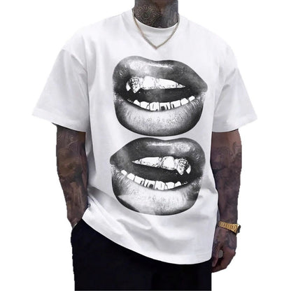 T-shirt hip-hop couple tendance avec un design de bouches imprimées en noir et blanc sur fond blanc.