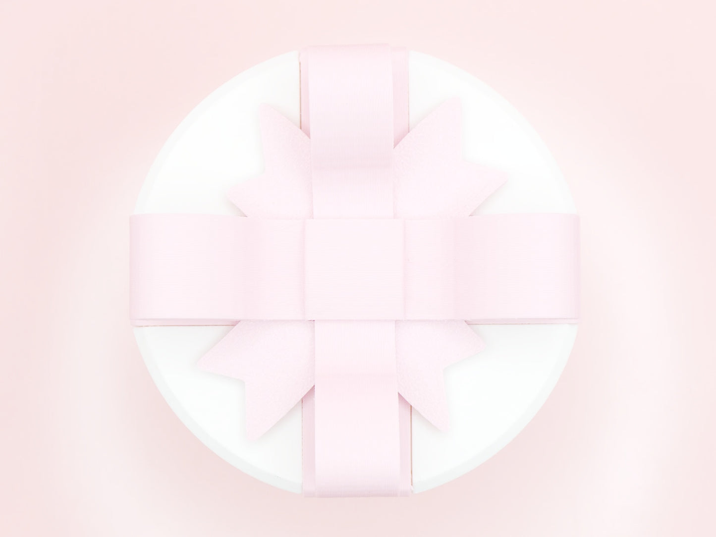 boîte cadeau humoristique Saint-Valentin avec un ruban rose en 3D sur fond pastel.