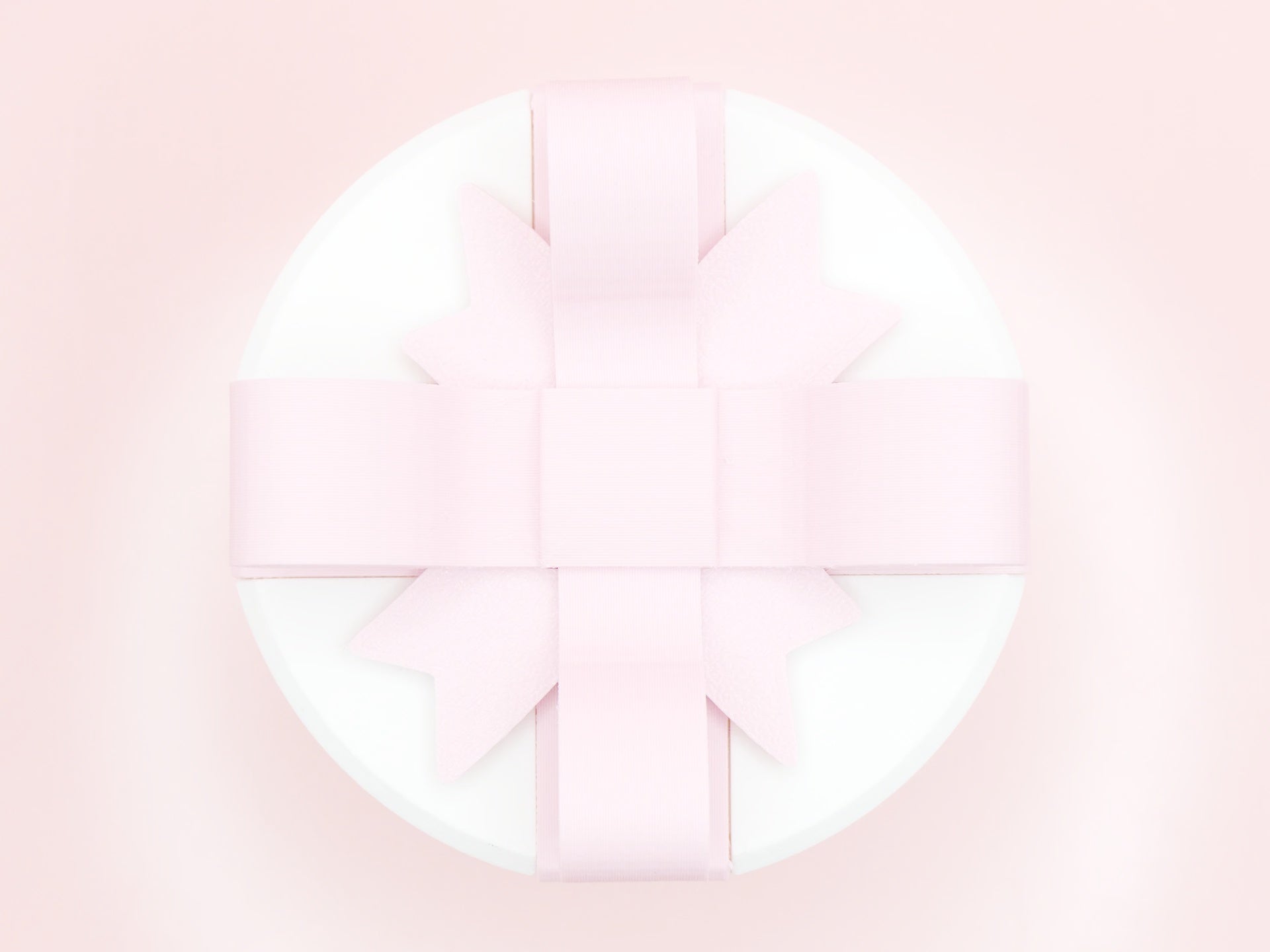 boîte cadeau humoristique Saint-Valentin avec un ruban rose en 3D sur fond pastel.