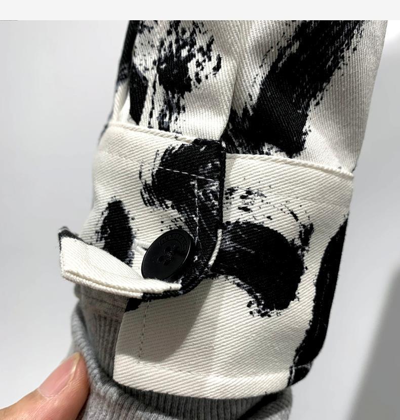 détail de chemise à manches longues hommes avec motif noir et blanc, mettant en avant le bouton et le tissu